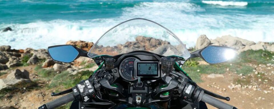 Als erste Kawasaki kommt die H2SX in der SE-Version mit einem klar gegliederten, farbigen und deshalb gut ablesbaren TFT-Display. Als erste Kawasaki kommt die H2SX in der SE-Version mit einem klar gegliederten, farbigen und deshalb gut ablesbaren TFT-Display.