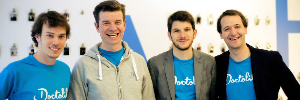 Mit einer Rekordsumme von 61 Mio. Euro hat das Start-up Doctolib, eine Onlineplattform für Arztterminbuchungen, 2017 das höchste europäische E-Health-Investment erhalten. Hier zu sehen: Das Gründer-Team von Doctolib: Ivan Schneider, Simon Krüger, Jessy Bernal & Stanislas Niox-Chateau (v.l.n.r.) . Mit einer Rekordsumme von 61 Mio. Euro hat das Start-up Doctolib, eine Onlineplattform für Arztterminbuchungen, 2017 das höchste europäische E-Health-Investment erhalten. Hier zu sehen: Das Gründer-Team von Doctolib: Ivan Schneider, Simon Krüger, Jessy Bernal & Stanislas Niox-Chateau (v.l.n.r.) .