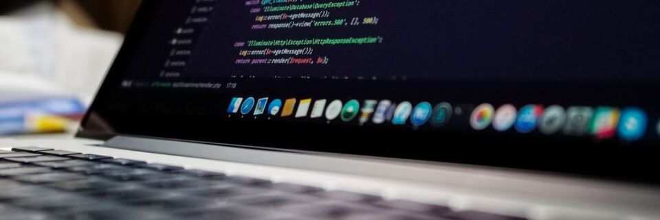 Quellcode wird dank spezieller Editoren, wie sie in IDEs enthalten sind, deutlich besser lesbar. Quellcode wird dank spezieller Editoren, wie sie in IDEs enthalten sind, deutlich besser lesbar.