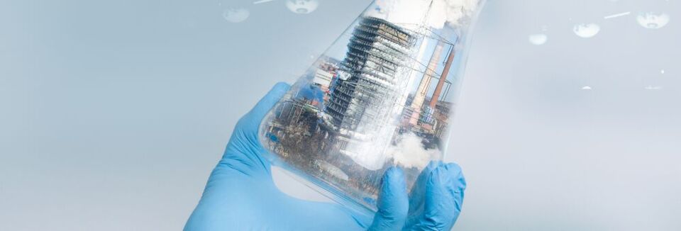 Vom Schlot in den Reagenz-Kolben: Werden Abgase zum Rohstoff für Chemikalien? Ein Projekt am Stahlwerk Duisburg soll es vormachen. Vom Schlot in den Reagenz-Kolben: Werden Abgase zum Rohstoff für Chemikalien? Ein Projekt am Stahlwerk Duisburg soll es vormachen.