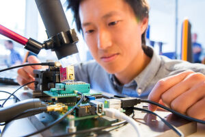 Unter anderem werden Chips im IT-Hardware-Labor von TÜV-IT auch physikalischen Angriffen ausgesetzt. Unter anderem werden Chips im IT-Hardware-Labor von TÜV-IT auch physikalischen Angriffen ausgesetzt.