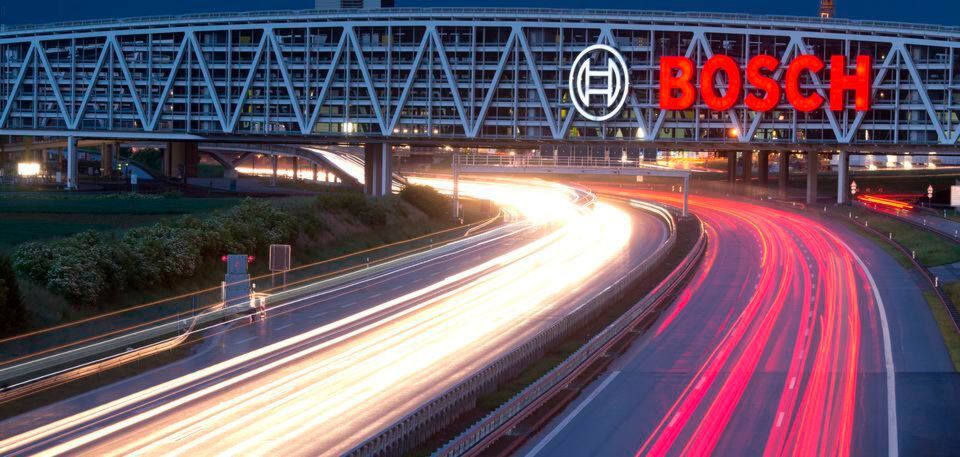 Eine Brücke über die Autobahn A8 mit dem Bosch-Logo. Der Konzern will an seinem Automotive Steering-Werk in Bremen-Huchting bis 2020 insgesamt 240 Arpeitsplätze abbauen. Eine Brücke über die Autobahn A8 mit dem Bosch-Logo. Der Konzern will an seinem Automotive Steering-Werk in Bremen-Huchting bis 2020 insgesamt 240 Arpeitsplätze abbauen.