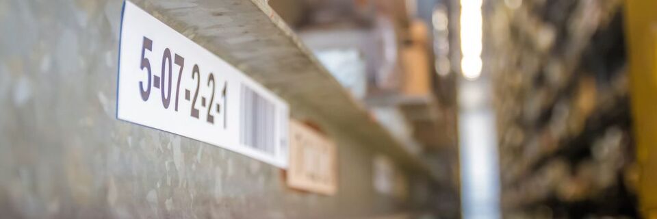 Die rund 6000 Lagerstellplätze bei VEM Motors sind mit Einzel- oder Mehrebenenetiketten mit Barcode und der dazugehörigen Stellplatzbezeichnung beschriftet. Die rund 6000 Lagerstellplätze bei VEM Motors sind mit Einzel- oder Mehrebenenetiketten mit Barcode und der dazugehörigen Stellplatzbezeichnung beschriftet.