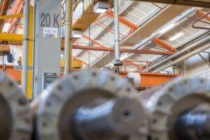 Im Blocklager von VEM Motors kennzeichnen Schilder, die jeweils die Lagerplatzkoordinate abbilden, mehr als 1000 Stellplätze. Für eine optimale Lesbarkeit ist der Barcode auf reflexionsfreier Folie aufgebracht. Im Blocklager von VEM Motors kennzeichnen Schilder, die jeweils die Lagerplatzkoordinate abbilden, mehr als 1000 Stellplätze. Für eine optimale Lesbarkeit ist der Barcode auf reflexionsfreier Folie aufgebracht.