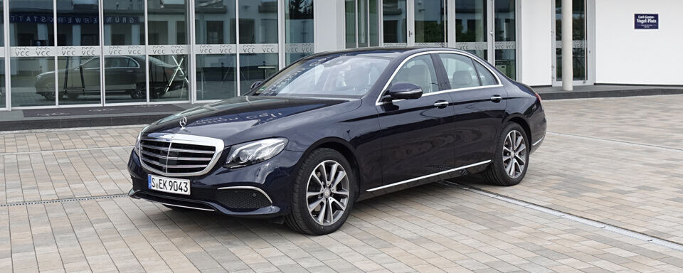 Die neue E-Klasse ist einer der größten Wachstumstreiber im Daimler-Konzern und damit das Kernmodell der Schwaben. Wir haben die rundum erneuerte Oberklassen-Limousine als E 220d getestet. Die neue E-Klasse ist einer der größten Wachstumstreiber im Daimler-Konzern und damit das Kernmodell der Schwaben. Wir haben die rundum erneuerte Oberklassen-Limousine als E 220d getestet.