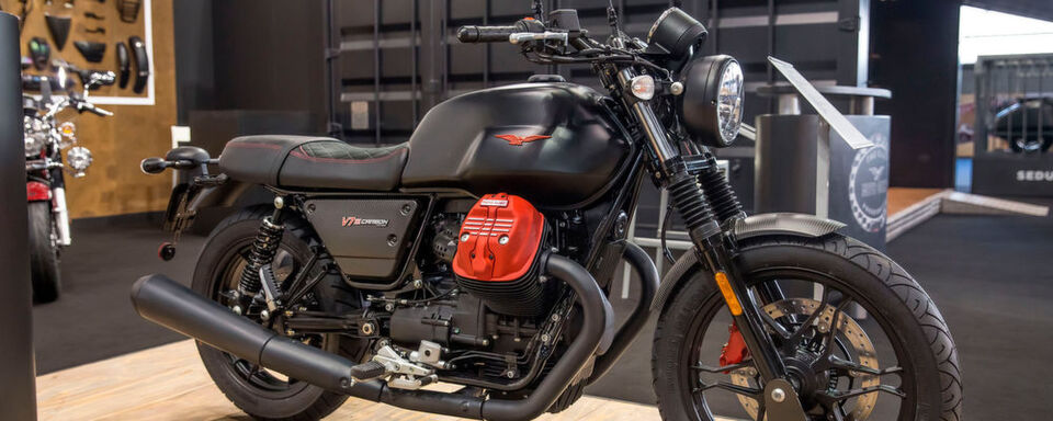 Für den Weltmarkt wird Moto Guzzi nur 1.921 Exemplare der V7 III Carbon produzieren. Für den Weltmarkt wird Moto Guzzi nur 1.921 Exemplare der V7 III Carbon produzieren.