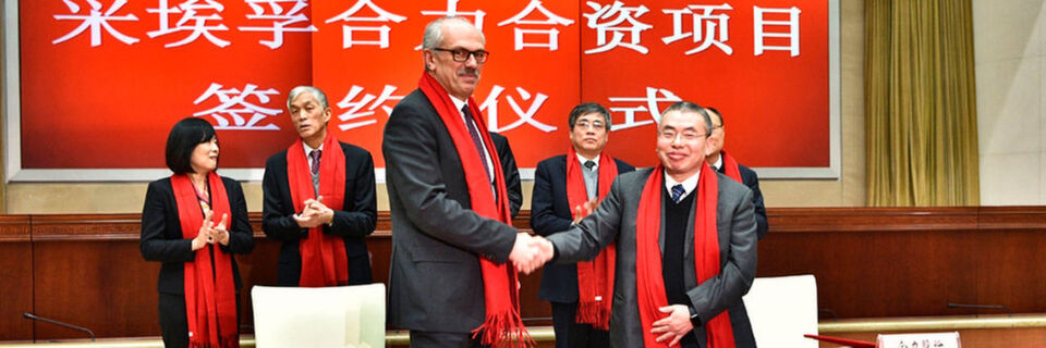Wilhelm Rehm, Mitglied des Vorstandes bei ZF (Mitte) und YangAn Guo, Vice Chairman of the Board Anhui Heli, besiegeln ein JV der beiden Unternehmen, um gemeinsame Chancen im Markt für Gabelstapler zu nutzen. Wilhelm Rehm, Mitglied des Vorstandes bei ZF (Mitte) und YangAn Guo, Vice Chairman of the Board Anhui Heli, besiegeln ein JV der beiden Unternehmen, um gemeinsame Chancen im Markt für Gabelstapler zu nutzen.