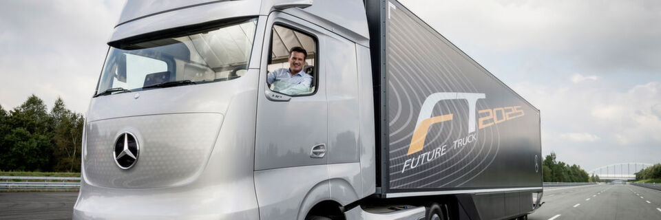 Mit seinem vollständig vernetzten Future Truck 2025 will Mercedes-Benz den Güterverkehr der Zukunft noch effizienter und sicherer machen. Mit seinem vollständig vernetzten Future Truck 2025 will Mercedes-Benz den Güterverkehr der Zukunft noch effizienter und sicherer machen.