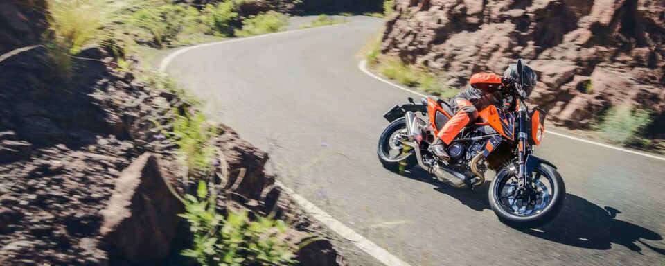 Zurück in die Werkstätten: Besitzer einer KTM 690 Duke und Duke R können online checken, ob sie von Kraftstoffundichtigkeiten betroffen sind. Zurück in die Werkstätten: Besitzer einer KTM 690 Duke und Duke R können online checken, ob sie von Kraftstoffundichtigkeiten betroffen sind.