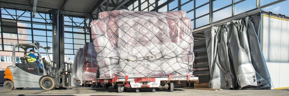 Lkw an der Rampe: Hier entscheidet die effektive Steuerung der anliefernden und abholenden Trucker und Spediteure über Zeit und Geld. Lkw an der Rampe: Hier entscheidet die effektive Steuerung der anliefernden und abholenden Trucker und Spediteure über Zeit und Geld.