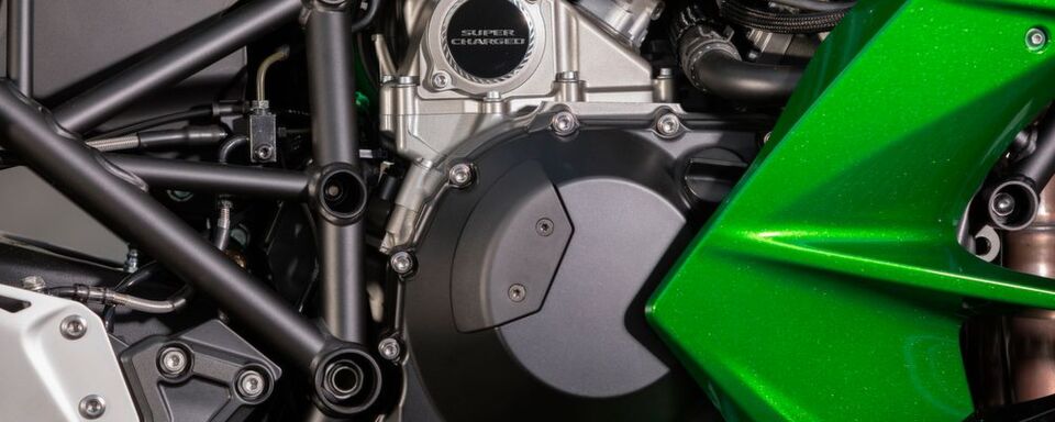 Während Turbos und Kompressoren im Automobilbau gang und gäbe sind, fristen sie bei Motorrädern eher ein Nischendasein, die H2SX ist eine Besonderheit. Während Turbos und Kompressoren im Automobilbau gang und gäbe sind, fristen sie bei Motorrädern eher ein Nischendasein, die H2SX ist eine Besonderheit.