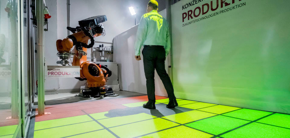 Ein Mensch kann in unmittelbarer Nähe zu einem Industrieroboter arbeiten – vollkommen sicher und ohne, dass eine festinstallierte Schutzwand beide trennt. Möglich machen das hochmoderne Laser-Sicherheitsscanner. Ein Mensch kann in unmittelbarer Nähe zu einem Industrieroboter arbeiten – vollkommen sicher und ohne, dass eine festinstallierte Schutzwand beide trennt. Möglich machen das hochmoderne Laser-Sicherheitsscanner.