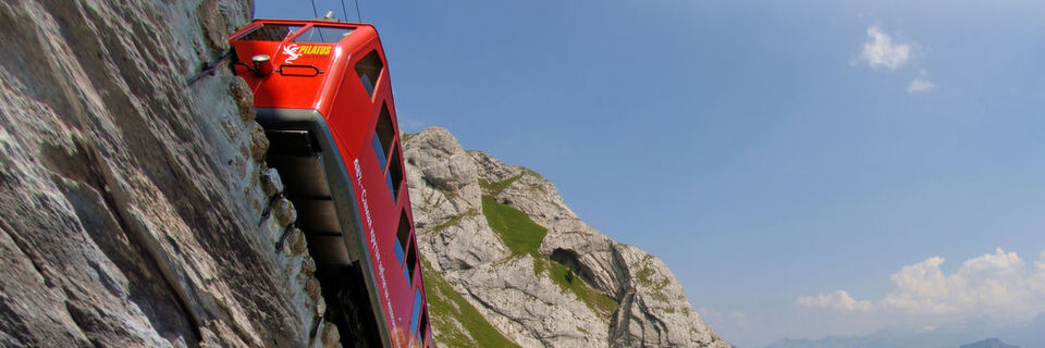 Die Pilatusbahn in der Zentralschweiz ist mit 48 Prozent Steigung die steilste Zahnradbahn der Welt. Die Pilatusbahn in der Zentralschweiz ist mit 48 Prozent Steigung die steilste Zahnradbahn der Welt.