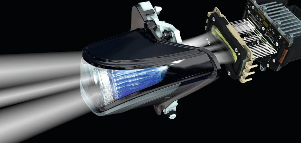 Multibeam-System: In der E-Klasse von Mercedes-Benz kommt eine Matrix aus 84 LEDs zum Einsatz, die durch eine Linse in drei Zeilen abgebildet wird. Multibeam-System: In der E-Klasse von Mercedes-Benz kommt eine Matrix aus 84 LEDs zum Einsatz, die durch eine Linse in drei Zeilen abgebildet wird.
