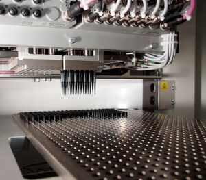 Mit von der Partie, bei der VDI Jahrestagung Spritzgießen 2018: Bei der Herstellung von Pipettenspitzen mit dem Vario TIP-Verfahren kann man auf der gleichen Reinraumfläche heute etwa 24 mal mehr Teile herstellen als noch vor sechs Jahren. Das ist das Ergebnis aus einer Vervierfachung der Kavitätenzahl im Werkzeug von 32 auf 128 Formneser sowie einer Reduzierung der benötigten Fläche um 75 % und einer Zykluszeitreduzierung von mehr als 30 % seit 2011. Mit von der Partie, bei der VDI Jahrestagung Spritzgießen 2018: Bei der Herstellung von Pipettenspitzen mit dem Vario TIP-Verfahren kann man auf der gleichen Reinraumfläche heute etwa 24 mal mehr Teile herstellen als noch vor sechs Jahren. Das ist das Ergebnis aus einer Vervierfachung der Kavitätenzahl im Werkzeug von 32 auf 128 Formneser sowie einer Reduzierung der benötigten Fläche um 75 % und einer Zykluszeitreduzierung von mehr als 30 % seit 2011.