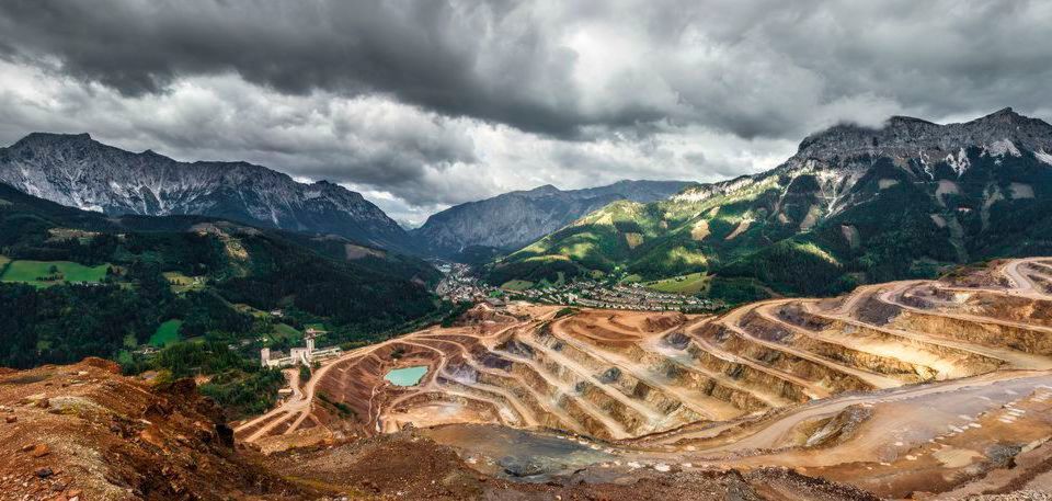 Laut Experten haben die westlichen Autobauer den Beginn des Kobaltrennens schon verschlafen, wenn man bedenke, mit welchem Tempo chinesische Konzerne sich die begrenzten Vorkommen sichern. Laut Experten haben die westlichen Autobauer den Beginn des Kobaltrennens schon verschlafen, wenn man bedenke, mit welchem Tempo chinesische Konzerne sich die begrenzten Vorkommen sichern.