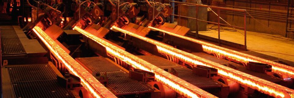Schon vor dem Stranggießen wird die Qualität des Materials erfasst; die Daten werden zur Qualitätssicherung über die ganze Prozesskette ausgewertet. Schon vor dem Stranggießen wird die Qualität des Materials erfasst; die Daten werden zur Qualitätssicherung über die ganze Prozesskette ausgewertet.