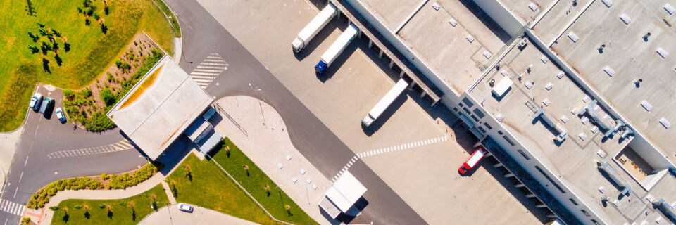 Unternehmen nutzen Logistikimmobilien zur Warenlagerung, zur Kommissionierung und zur Distribution. Unternehmen nutzen Logistikimmobilien zur Warenlagerung, zur Kommissionierung und zur Distribution.