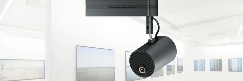 Der WXGA-Projektor LightScene EV-100 sieht nicht nur wie ein Spot-Scheinwerfer aus, er kann auch als Spotlicht verwendet werden. Der WXGA-Projektor LightScene EV-100 sieht nicht nur wie ein Spot-Scheinwerfer aus, er kann auch als Spotlicht verwendet werden.