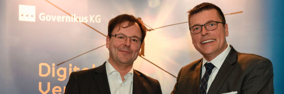 inovoo-CTO Marc Drögsler (links) und Governikus-Direktor Olaf Rohstock besiegeln die neue Partnerschaft inovoo-CTO Marc Drögsler (links) und Governikus-Direktor Olaf Rohstock besiegeln die neue Partnerschaft