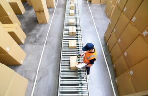 Immer in Echtzeit darüber informiert werden, wo Waren sind? Mithilfe smarter Scanner und Sensoren kann Blockchain-Technologie das Tracking-and-Tracing von Produkten wesentlich verbessern. Immer in Echtzeit darüber informiert werden, wo Waren sind? Mithilfe smarter Scanner und Sensoren kann Blockchain-Technologie das Tracking-and-Tracing von Produkten wesentlich verbessern.