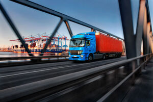 Eine Bandbreite an IoT-Anwendungen ermöglicht die Gewinnung von Echtzeitdaten, zum Beispiel von Lkw-Transporten. Der Abnehmer weiß so immer ganz genau, wo sich seine Ware gerade befindet. Eine Bandbreite an IoT-Anwendungen ermöglicht die Gewinnung von Echtzeitdaten, zum Beispiel von Lkw-Transporten. Der Abnehmer weiß so immer ganz genau, wo sich seine Ware gerade befindet.