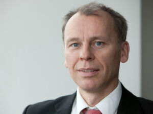 „Die alarmierende CO2-Bilanz ist der Verunsicherung im Dieselbereich und dem Umstieg auf Benziner sowie den Erfolgen der Hersteller im Trendsegment SUV und Gelände-wagen geschuldet“, analysiert Studienleiter Bratzel analysiert. „Die alarmierende CO2-Bilanz ist der Verunsicherung im Dieselbereich und dem Umstieg auf Benziner sowie den Erfolgen der Hersteller im Trendsegment SUV und Gelände-wagen geschuldet“, analysiert Studienleiter Bratzel analysiert.