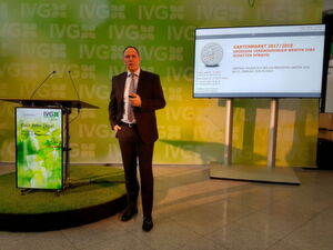 Auf dem Medientag des Industrieverbandes Garten (IVG) sagte der Marktforscher Teipel eine zunehmende Bedeutung von Online-Handel und von Branchenfremden im Gartenmarkt voraus. Auf dem Medientag des Industrieverbandes Garten (IVG) sagte der Marktforscher Teipel eine zunehmende Bedeutung von Online-Handel und von Branchenfremden im Gartenmarkt voraus.