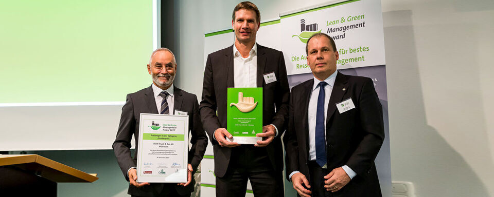 Dr. Sebastian Weig, Leiter Gesamtplanung MAN-Werk München, hat 2017 den Award in der Kategorie „Sonderpreis“ von Frank Tempel (l.) und Alan Brunhammer (r.) entgegengenommn. Dr. Sebastian Weig, Leiter Gesamtplanung MAN-Werk München, hat 2017 den Award in der Kategorie „Sonderpreis“ von Frank Tempel (l.) und Alan Brunhammer (r.) entgegengenommn.