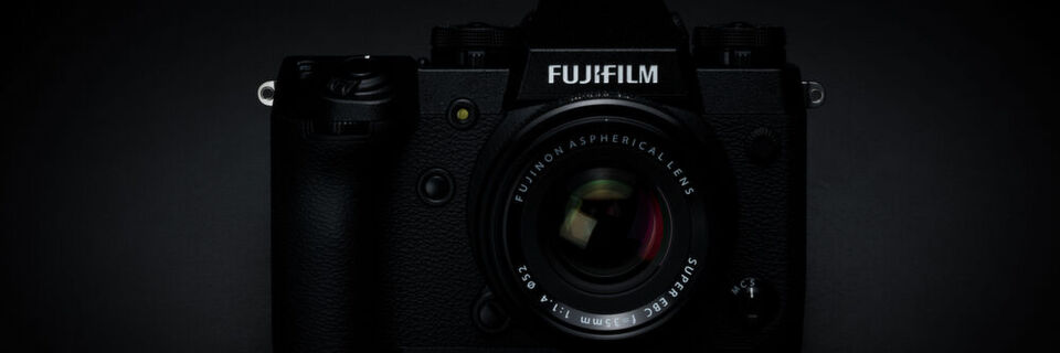 Die X-H1 ist für professionelle Fotografen und Videofilmer gedacht. Die X-H1 ist für professionelle Fotografen und Videofilmer gedacht.