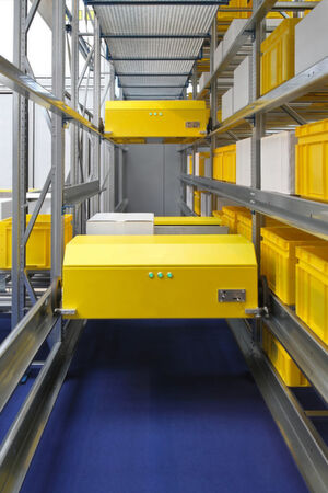 Shuttle-Systeme bewegen sich am Regal entlang und können auf Schienen hineinfahren und Waren entnehmen. Shuttle-Systeme bewegen sich am Regal entlang und können auf Schienen hineinfahren und Waren entnehmen.