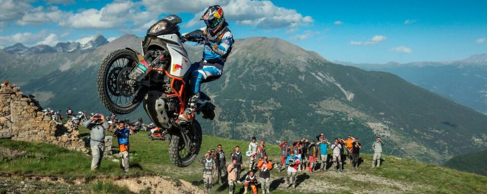 Ja, wo fliegen sie denn? Die 2. europäische KTM-Abenteuerrallye findet im Juni 2018 auf Sardinien statt. Ja, wo fliegen sie denn? Die 2. europäische KTM-Abenteuerrallye findet im Juni 2018 auf Sardinien statt.