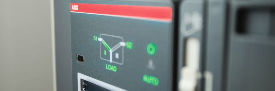 Der neue Netzumschalter von ABB vereint alle Sensoren und Steuerungselemente in einem Gehäuse. Der neue Netzumschalter von ABB vereint alle Sensoren und Steuerungselemente in einem Gehäuse.