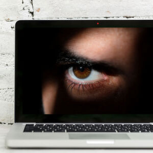 Sind Notebooks mit Malware infiziert, können Cyberkriminelle die integrierten Kameras zur Überwachung der Besitzer nutzen. Sind Notebooks mit Malware infiziert, können Cyberkriminelle die integrierten Kameras zur Überwachung der Besitzer nutzen.