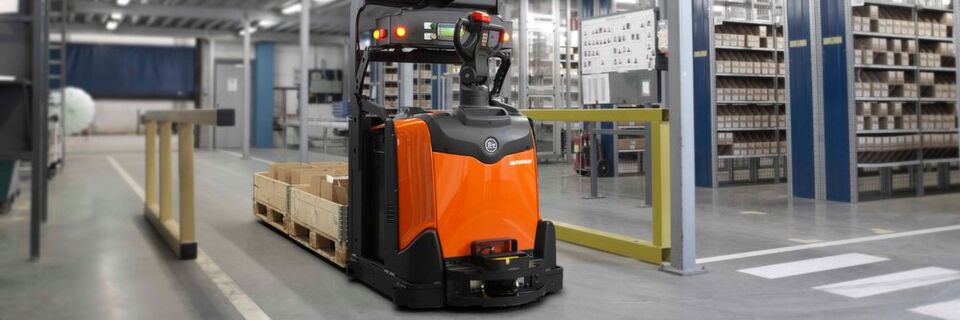 Dieses fahrerlose Transportfahrzeug (FTF) von Toyota Material Handling mit Autopilot übernimmt selbstständig Transportaufgaben zwischen Fertigungsanlagen und dem Einlagerungsbereich. Dieses fahrerlose Transportfahrzeug (FTF) von Toyota Material Handling mit Autopilot übernimmt selbstständig Transportaufgaben zwischen Fertigungsanlagen und dem Einlagerungsbereich.