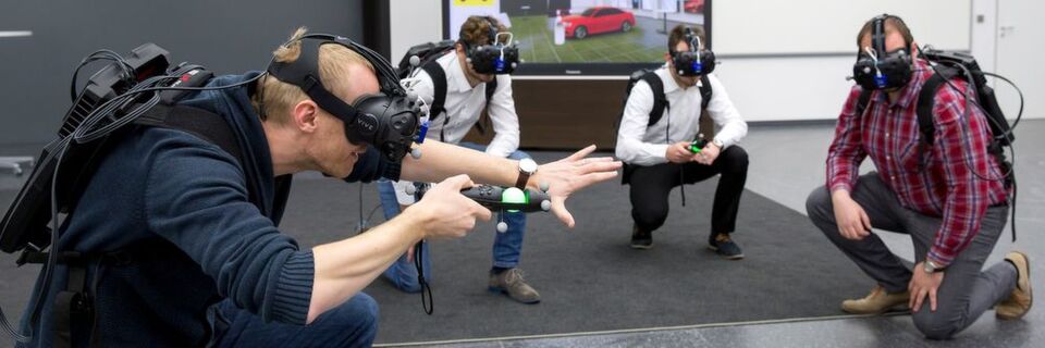 Martin Rademacher (links) und seine Kollegen aus der Audi-Planung testen das „Holodeck“, um das Design eines neuen Automodells zu beurteilen. Martin Rademacher (links) und seine Kollegen aus der Audi-Planung testen das „Holodeck“, um das Design eines neuen Automodells zu beurteilen.