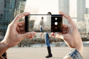 Beim S9+ kommt eine Dual-Kamera mit einem Dual-Bildstabilisator zum Einsatz. Die Rückkamera löst mit 12 Megapixel auf, die Frontkamera mit acht. Beide Galaxy-Modelle punkten mit einer variablen Blende, die für gute Bilder bei schwierigen Lichtverhältnissen sorgen soll. Beim S9+ kommt eine Dual-Kamera mit einem Dual-Bildstabilisator zum Einsatz. Die Rückkamera löst mit 12 Megapixel auf, die Frontkamera mit acht. Beide Galaxy-Modelle punkten mit einer variablen Blende, die für gute Bilder bei schwierigen Lichtverhältnissen sorgen soll.
