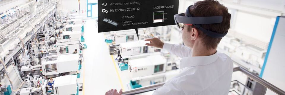 Im Projekt Deepsight von Centigrade übernimmt der Nutzer die Rolle eines Schichtführers in einer Festo Werkshalle und kann per Augmented Reality-Brille Produktionsprobleme beheben. Im Projekt Deepsight von Centigrade übernimmt der Nutzer die Rolle eines Schichtführers in einer Festo Werkshalle und kann per Augmented Reality-Brille Produktionsprobleme beheben.