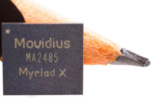 Klein, aber fein: Mit der „Movidius Myriad X VPU“ (Vision Processing Unit) adressiert Intel Edge-Anwendungen beim Deep Learning in autonomen IoT-Endgeräten. Klein, aber fein: Mit der „Movidius Myriad X VPU“ (Vision Processing Unit) adressiert Intel Edge-Anwendungen beim Deep Learning in autonomen IoT-Endgeräten.