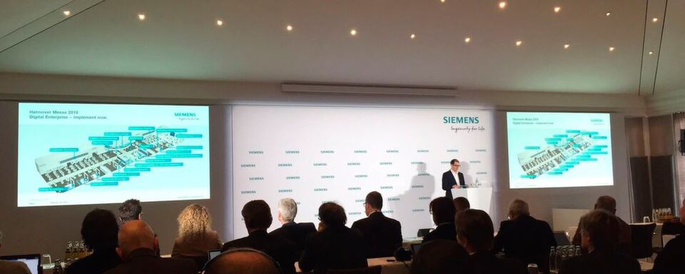 Siemens legt den Fokus des diesjährigen Messeauftritts auf die Implementierung seiner Digital Enterprise-Lösungen. Siemens legt den Fokus des diesjährigen Messeauftritts auf die Implementierung seiner Digital Enterprise-Lösungen.