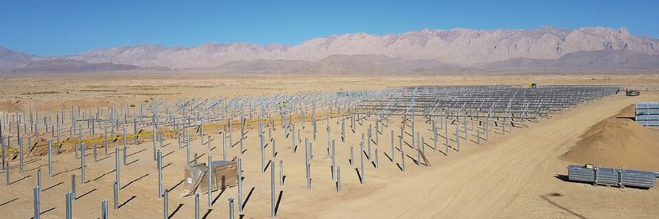Die Baustelle für den Solarpark Saidabad von Abo Wind: Nach Fertigstellung sollen hier mehr als 4100 Solarmodule stehen. Die Baustelle für den Solarpark Saidabad von Abo Wind: Nach Fertigstellung sollen hier mehr als 4100 Solarmodule stehen.
