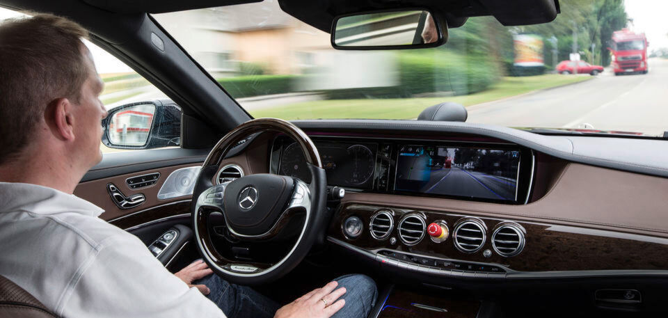Trotz autonome Autos wird es weiterhin zu kritischen Situationen kommen, bei denen ein Unfall nicht zu vermeiden ist, aber die Anzahl und Schwere der Verletzungen nimmt ab. Trotz autonome Autos wird es weiterhin zu kritischen Situationen kommen, bei denen ein Unfall nicht zu vermeiden ist, aber die Anzahl und Schwere der Verletzungen nimmt ab.