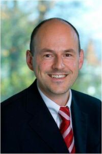 Prof. Dr. Frédéric Thiesse Lehrstuhlinhaber des Lehrstuhls für Wirtschaftsinformatik und Systementwicklung an der Universität Würzburg. Prof. Dr. Frédéric Thiesse Lehrstuhlinhaber des Lehrstuhls für Wirtschaftsinformatik und Systementwicklung an der Universität Würzburg.