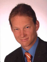 Dr. Johannes Hewig ist Professor am Lehrstuhl für Psychologie 1 an der Universität Würzburg. Dr. Johannes Hewig ist Professor am Lehrstuhl für Psychologie 1 an der Universität Würzburg.