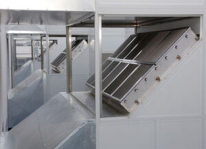 Beim Rechenzentrum „LEV-1“ kommen Verdunstungskühler zum Einsatz. Die adiabatische Kühlung trägt zu einem niedrigen PUE-Wert bei. Beim Rechenzentrum „LEV-1“ kommen Verdunstungskühler zum Einsatz. Die adiabatische Kühlung trägt zu einem niedrigen PUE-Wert bei.