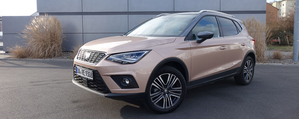 Seat schickt mit dem Arona den Vorreiter des A0-Segments für den Volkswagen-Konzern ins Rennen der kleinen SUVs. Wir haben den Seat Arona Xcellence 1,0 Eco TSI getestet. Seat schickt mit dem Arona den Vorreiter des A0-Segments für den Volkswagen-Konzern ins Rennen der kleinen SUVs. Wir haben den Seat Arona Xcellence 1,0 Eco TSI getestet.