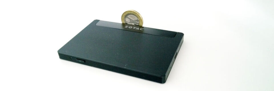 Die Zbox PI225 von Zotac ist kleiner als eine 2,5-Zoll-SSD aber trotzdem ein kompletter PC mit Windows 10. Die Zbox PI225 von Zotac ist kleiner als eine 2,5-Zoll-SSD aber trotzdem ein kompletter PC mit Windows 10.