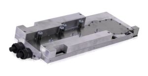 Kühlkörper für das Mainboard: Die adaptiven Cold Plates kühlen jede Komponente des Boards, Hot Spots sind ausgeschlossen. Tropffreie und gasdichte Konnektoren sorgen für Betriebssicherheit und verhindern Leckage. Kühlkörper für das Mainboard: Die adaptiven Cold Plates kühlen jede Komponente des Boards, Hot Spots sind ausgeschlossen. Tropffreie und gasdichte Konnektoren sorgen für Betriebssicherheit und verhindern Leckage.