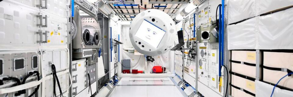 Der schwebende Roboter Cimon redet, hört und sieht und soll bald schon auf der ISS der erste Assistent mit künstlicher Intelligenz werden. Der schwebende Roboter Cimon redet, hört und sieht und soll bald schon auf der ISS der erste Assistent mit künstlicher Intelligenz werden.
