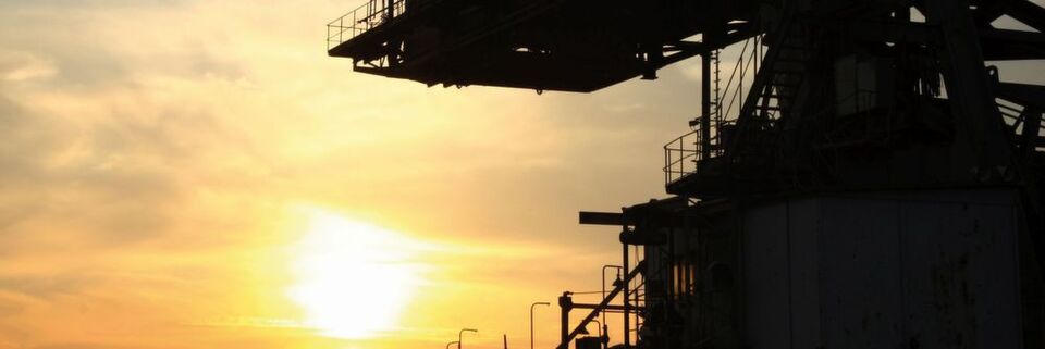 Viele Rohstoffe sind für die Industrie essenziell und dementsprechend begehrt. Deshalb müssen Unternehmen in die Sicherung der Rohstoffversorgung investieren. Viele Rohstoffe sind für die Industrie essenziell und dementsprechend begehrt. Deshalb müssen Unternehmen in die Sicherung der Rohstoffversorgung investieren.